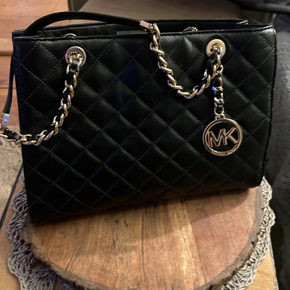 MICHAEL KORS BLACK AND GOLD SMALL PURSE - Picture 2 of 4